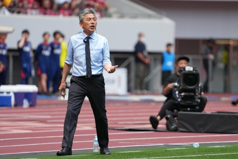 試合中の長谷部監督　©Masashi Hara