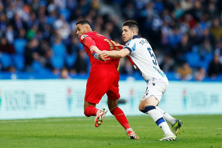 1得点のエンネスリとマークにつくスベルディア　©Daisuke Nakashima