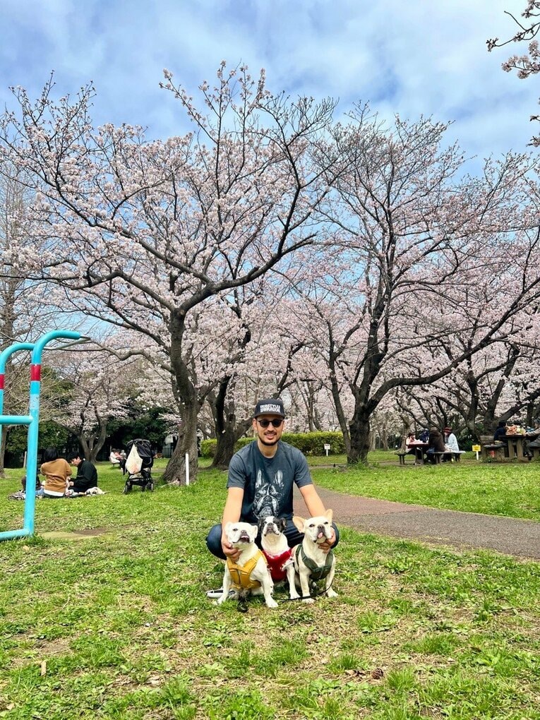 現在は保護犬活動に力を入れているつの丸氏。3匹の愛犬と　©本人提供