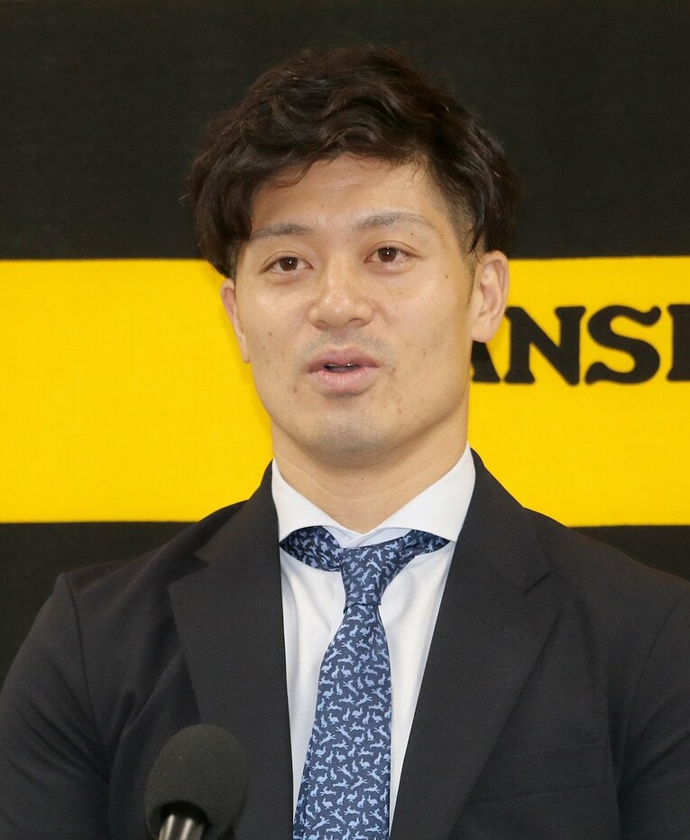 契約公開後もシビアな表情を浮かべる阪神・坂本誠志郎　©️JIJI PRESS