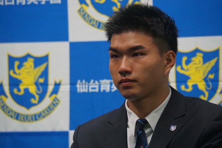 記者会見中も涙を見せた山口　©Kei Nakamura