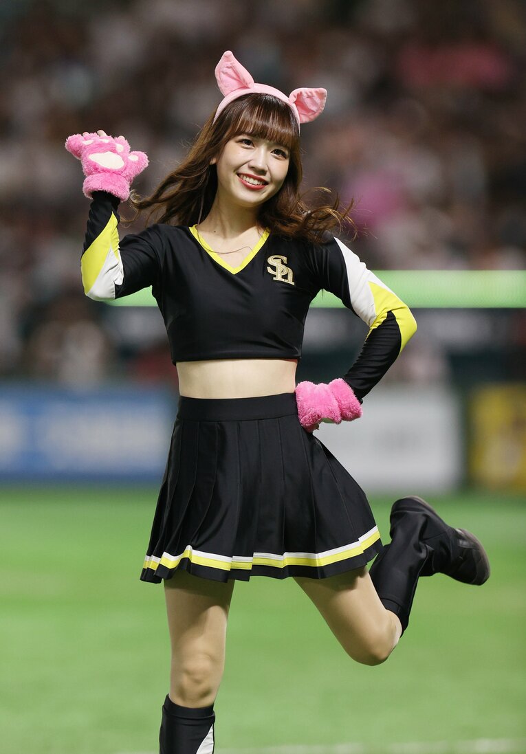 ソフトバンクの公式ダンスチーム「ハニーズ」。キュートな「よかよかダンス」を踊る　©JIJI PRESS