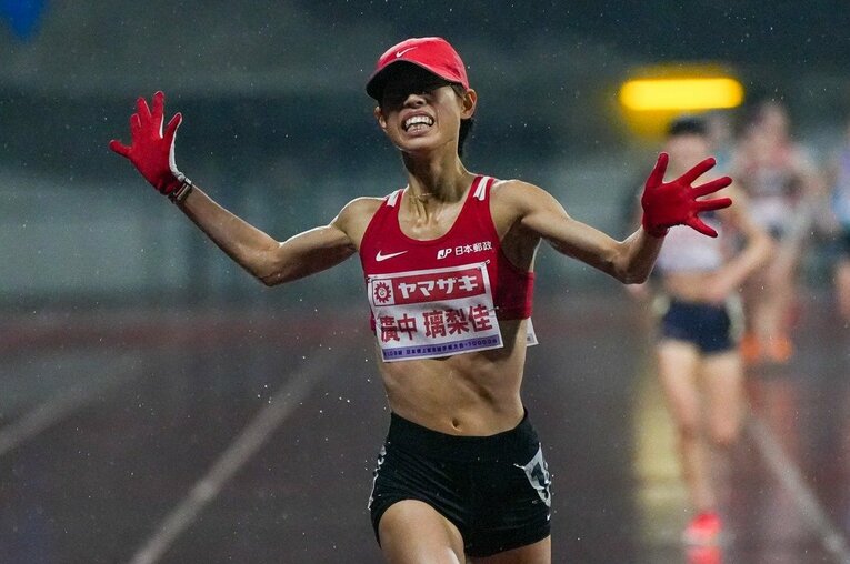 トレードマークのキャップを被ったまま日本選手権のゴールに飛び込んだ廣中璃梨佳（日本郵政G）。2年ぶりの戴冠だった ／ photograph by Satoshi Wada