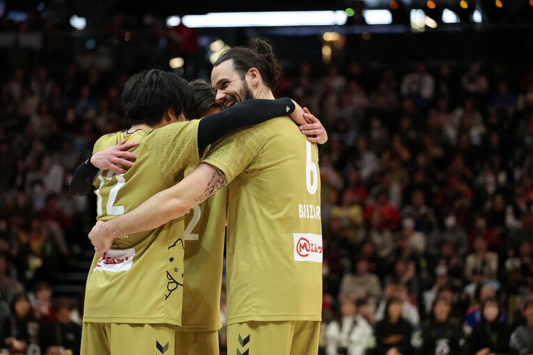 キャプテン水町＆高橋藍と歓喜のハグ。オールスターゲームでしか見られない光景だ　©︎SV.LEAGUE