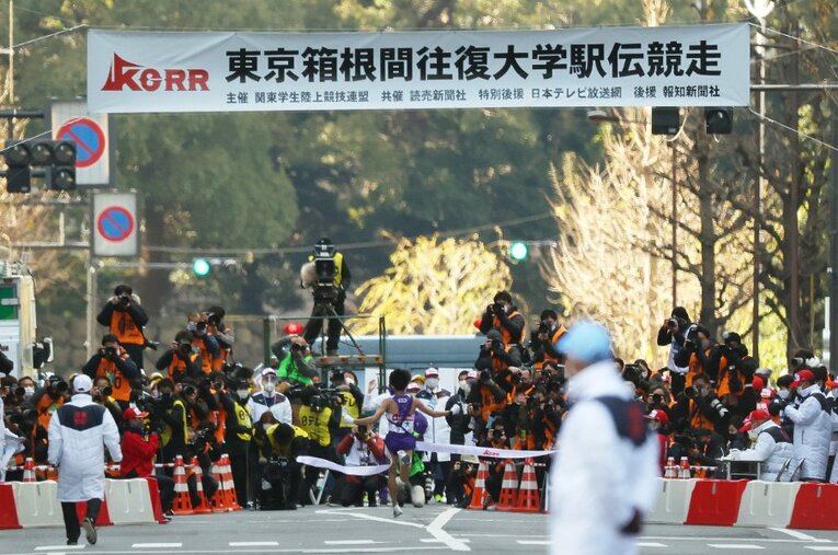 来年1月2、3に開催予定の箱根駅伝。98回大会の総合優勝はどの大学が掴み取るのか ／ photograph by AFLO