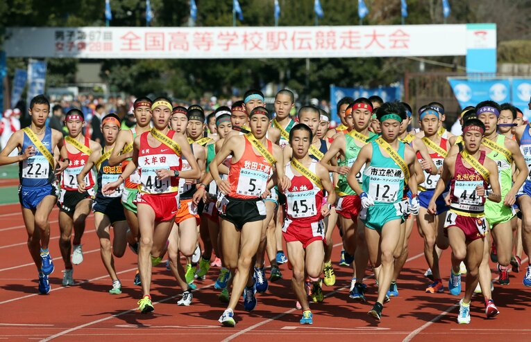 2016年の都大路の様子。エース区間の1区を任された向井は2年生ながら14位と大健闘　©JIJI PRESS