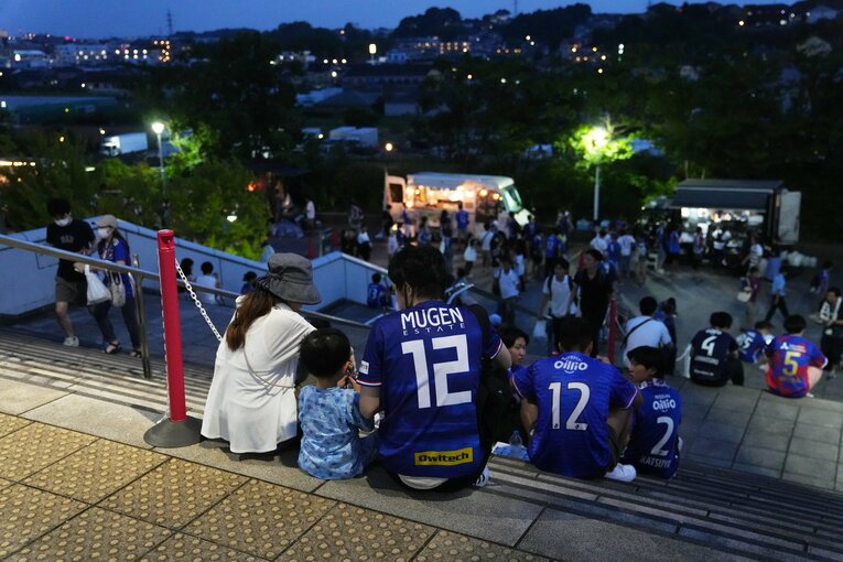 スタジアムグルメを楽しむサポーター