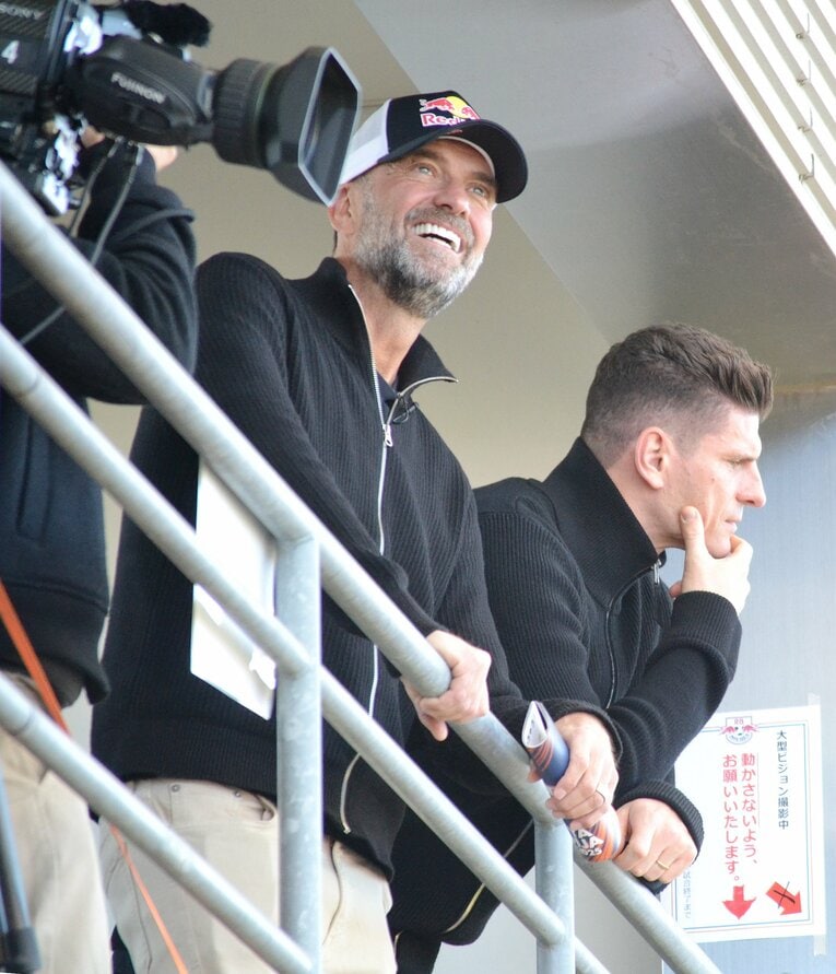 RB大宮アルディージャの開幕戦をスタンドから試合を見守ったユルゲン・クロップ（左、レッドブルのグローバルサッカー部門責任者）と元ドイツ代表FWマリオ・ゴメス（レッドブルのテクニカルディレクター）©︎JIJI PRESS
