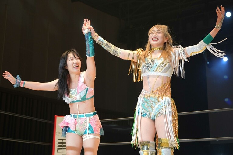 玖麗さやかと上谷沙弥　©Essei Hara