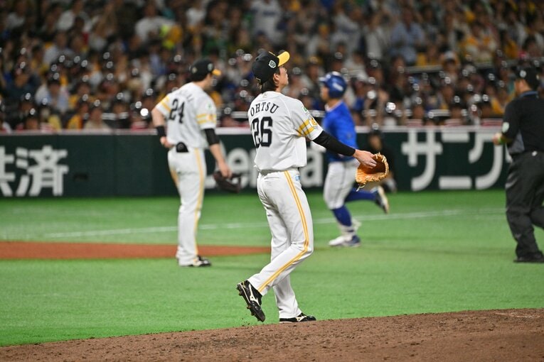 日本シリーズ第3戦、リリーフで登場した大津亮介は桑原将志に勝ち越しホームランを許す　©︎Hideki Sugiyama