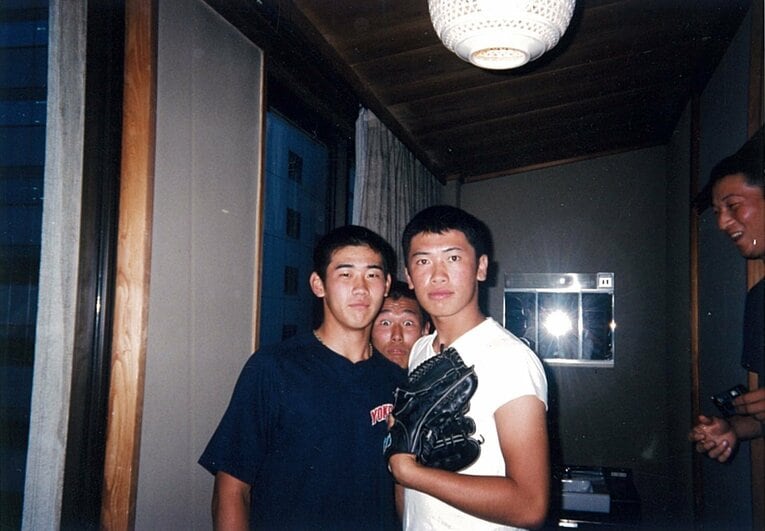 松坂と古畑、2人の間から顔を出しているのは久保康友、脇で見ているのは寺本四郎　写真は本人提供