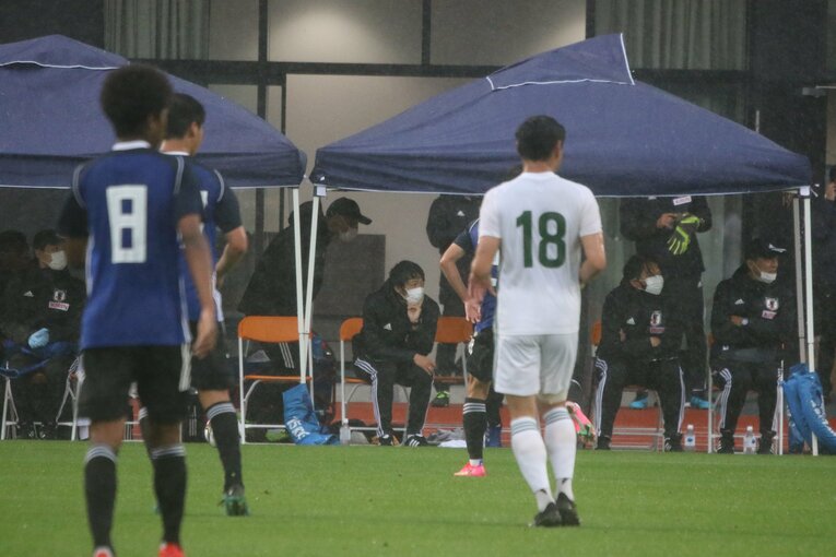 選手たちのプレーに目を光らせる中村　©Takahito Ando