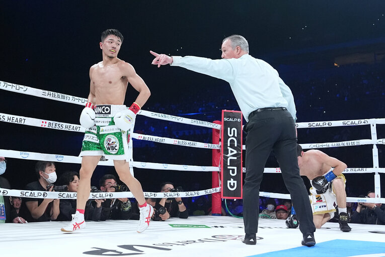 ダウンを奪った中谷潤人と、キャンバスにヒザをつくクエジャル　©Naoki Fukuda