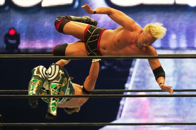 ともに抜群の身体能力を誇るオカダとオスプレイのアクロバティックな攻防