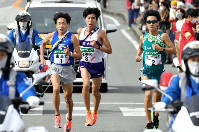 8区で青学大・吉田圭太（右）に追いつき、逆転する東海大・名取燎太（左）と駒大・田澤廉 ／ photograph by KYODO