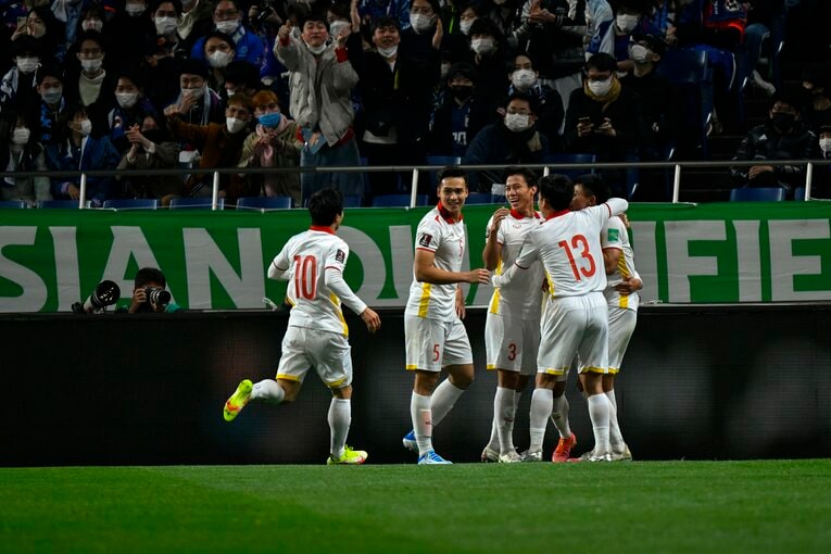 格上の日本からアウェイで先制点を奪い、歓喜に沸くベトナムの選手たち　©Takuya Sugiyama/JMPA