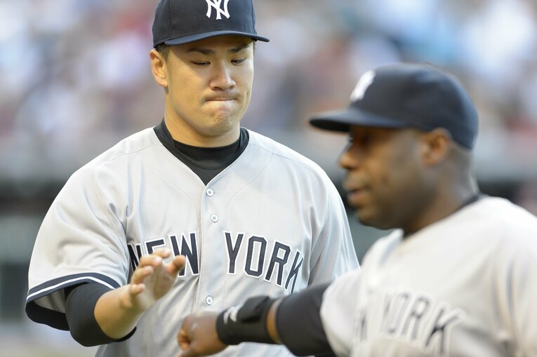 ヤンキース時代、マー君とグータッチするウィーラー（2014年）　©Getty Images