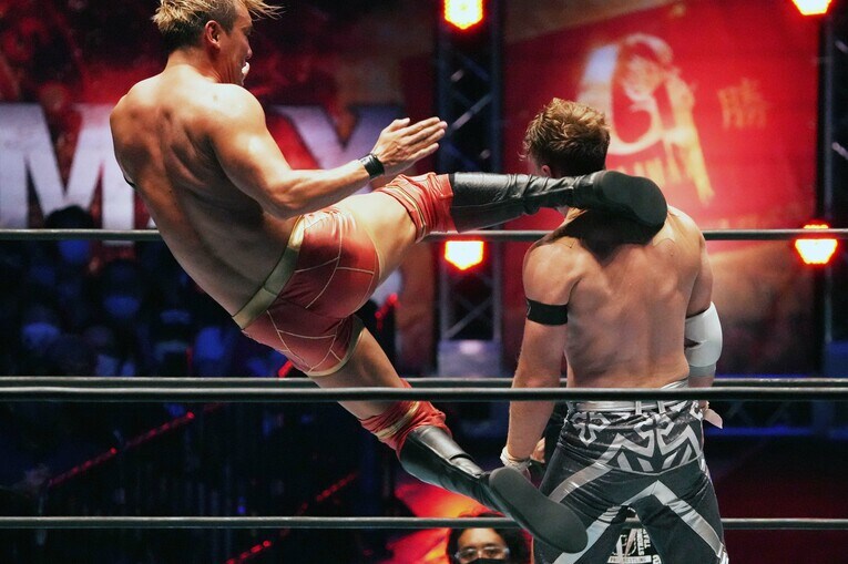 オカダ・カズチカの延髄斬り