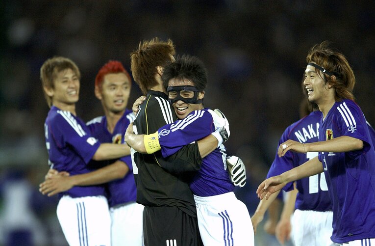 試合終了後にGK楢崎正剛と抱きつく宮本恒靖。喜びと共に安堵の表情が印象的な一枚だ　©︎Getty Images