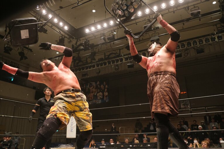 蛍光灯で殴り合い、大流血して…メキシコ人デスマッチファイター「もっと日本にいたい」ビオレント・ジャックの切実な思い「外国人がって…でも、ここがオレの家」(49)