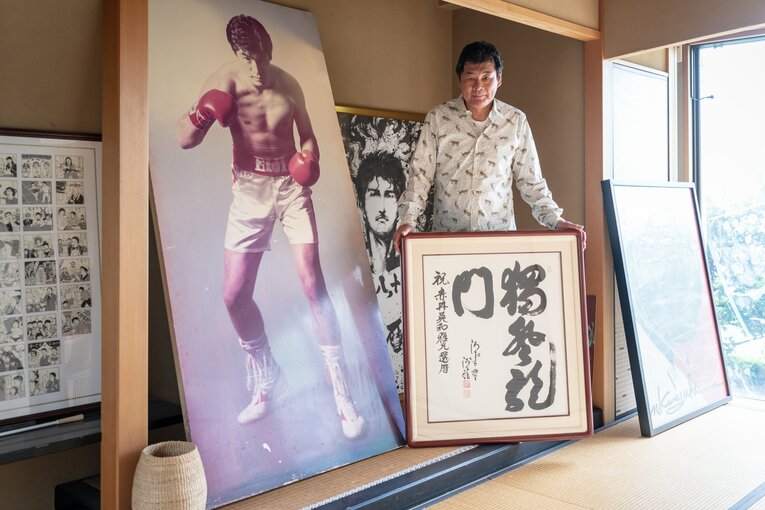 左のパネルが『どついたるねん』出演時。約20kgの減量を経て撮影に臨んだ　©Shiro Miyake