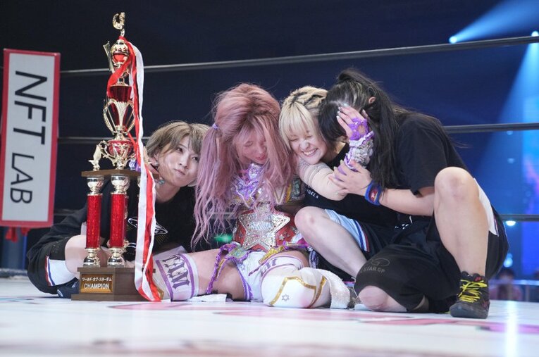 8月13日のスターダム大阪大会。メーガン・ベーンの挑戦を退けて赤いベルトを防衛し、コズミック・エンジェルズの面々と喜び合う中野たむ ／ photograph by Masashi Hara