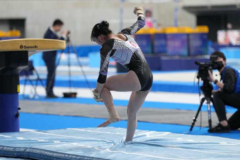 全日本選手権・跳馬の着地でバランスを崩す山田千遥。左膝前十字靭帯断裂と診断された　©Getty Images