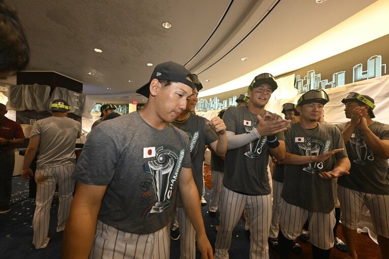 ビールかけ時の吉田正尚ら　代表撮影