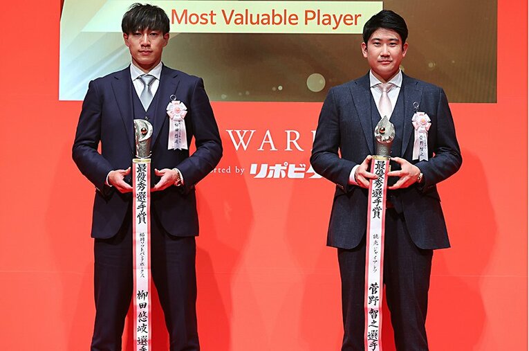 2021年の年俸が推定5億7000万円と報じられる柳田悠岐（左）と、巨人残留の菅野智之。果たして菅野は“10億円プレイヤー”となるのか ／ photograph by JIJI PRESS