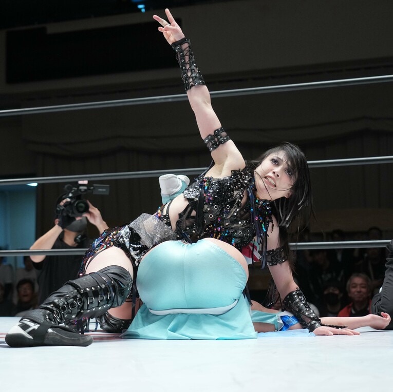 玖麗さやかをフォールした上谷沙弥。4月8日、後楽園ホール　©Essei Hara