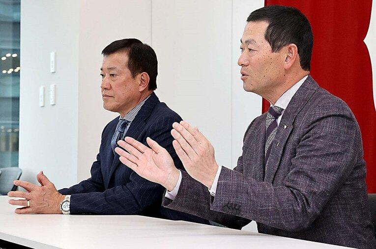 原辰徳監督（左）と並んで会見に臨んだ桑田真澄一軍投手チーフコーチ補佐 ／ photograph by SANKEI SHINBUN