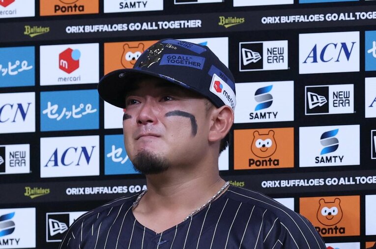 お立ち台で親友への思いが込み上げて言葉に詰まり、男泣きしたオリックス・森友哉 ／ photograph by SANKEI SHIMBUN