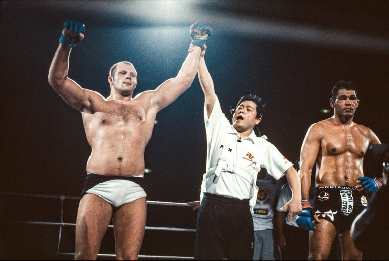 ノゲイラは判定3-0の完敗を喫し、PRIDEヘビー級王座のタイトルを明け渡した