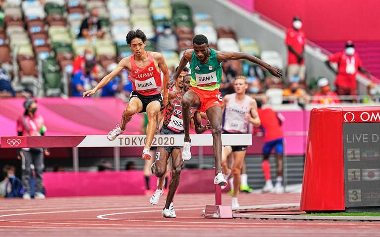 2019年世界選手権銀メダリストのギルマ（エチオピア）に食らいつく走りを見せた三浦龍司　©Getty Images