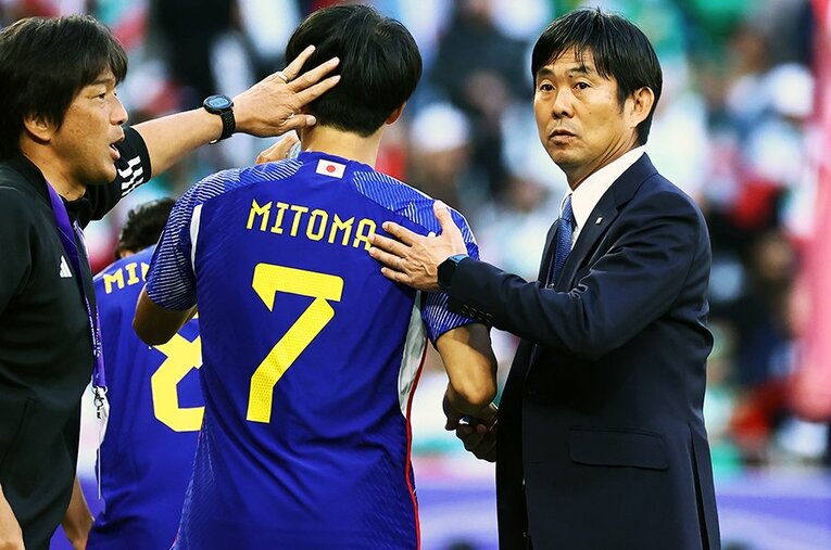 アジア杯イラン戦後、三笘薫を労う森保一監督と名波浩コーチ　©JFA/AFLO