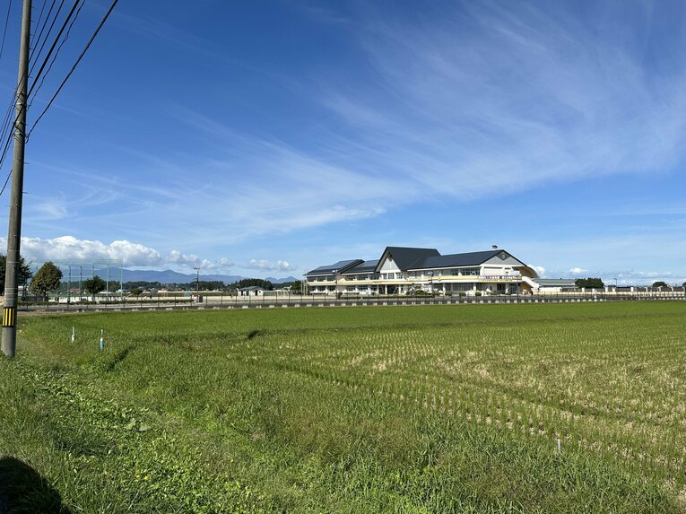 【大谷さんの小学校】控えめな横断幕が掲げられている。まるでポツンと一軒家！