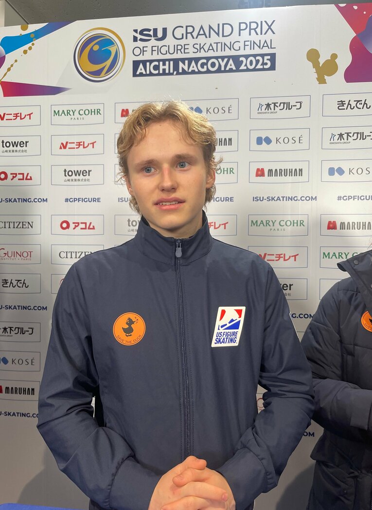 報道陣の取材に答えるマリニン　©Akiko Tamura