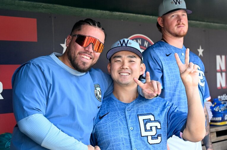 チームメートと仲睦まじくポーズをとる小笠原慎之介　©Getty Images