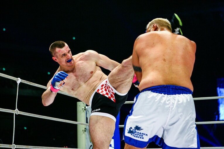 ミルコ・クロコップ得意の左ハイキックを受けてもダウンしないマーク・ハント　©Susumu Nagao