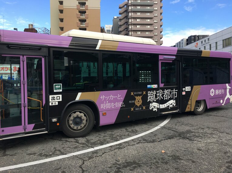 街のバスも藤色に染まっている　©Takahito Ando