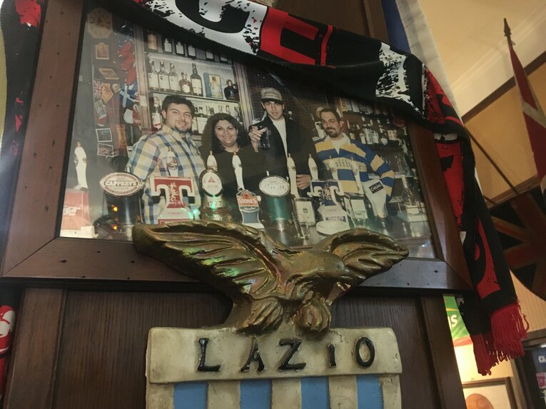 ラツィオのレジェンド、DFネスタとクルヅィ兄弟。98年に来店したときの一枚「家宝だよ！」　©Takashi Yuge