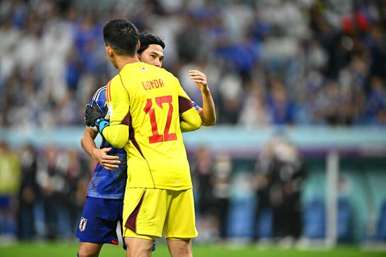 GKの権田に思いを託す南野　©Takuya Kaneko／JMPA