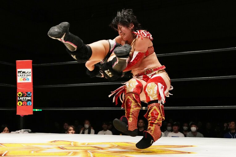 林下詩美のフィニッシュ　©Essei Hara