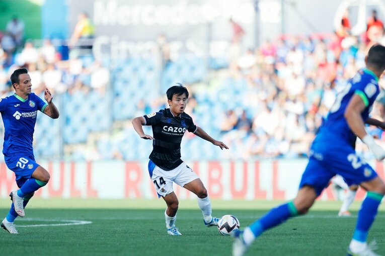 久保建英は「シルバらと共存・連動」が今のソシエダで最適解か　マンU戦勝利から中2日→“トップ下で迷った”古巣戦を撮って気づいたこと(14)