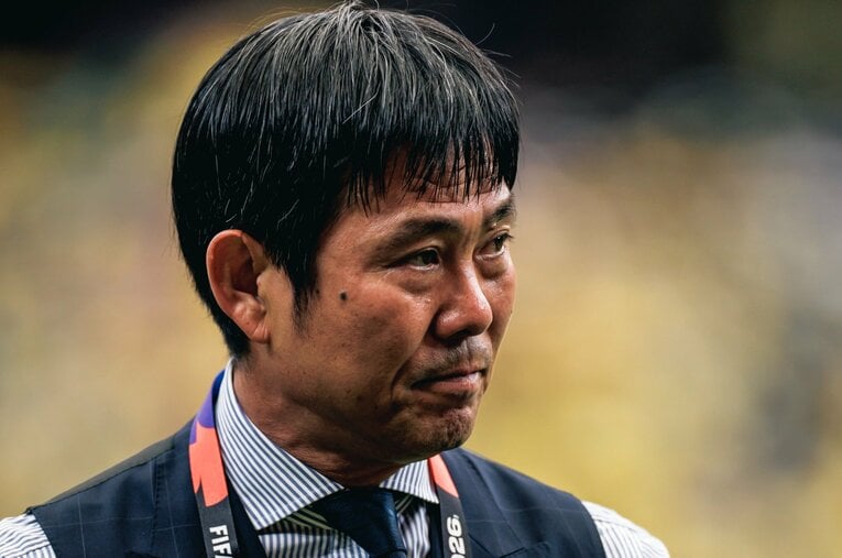 ブラジル戦後の森保一監督。ピッチを去る最後の最後で浮かべた、痛恨の表情をカメラマンは撮った ／ photograph by Kiichi Matsumoto/JMPA