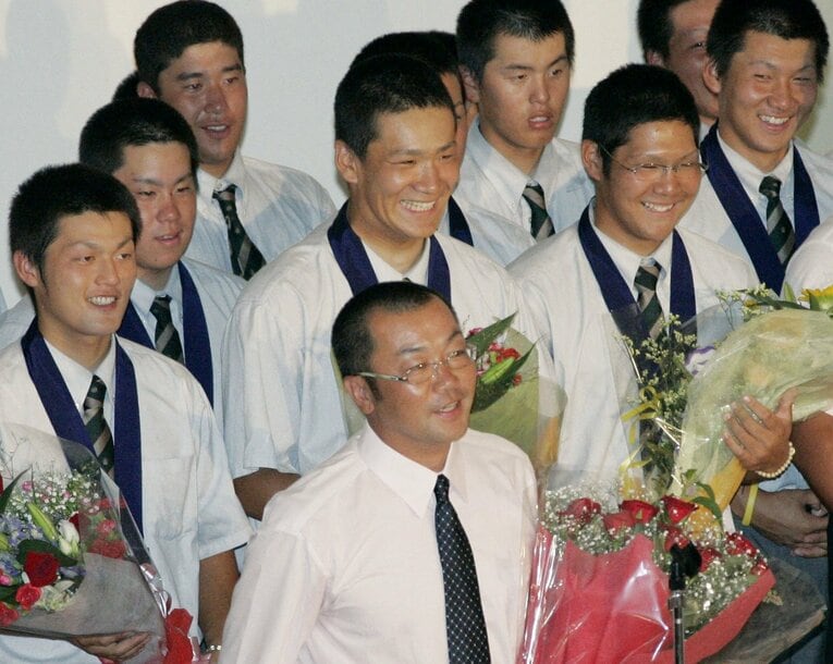 2006年夏の甲子園、準優勝の報告会で。香田監督と笑顔の田中将大投手ら駒大苫小牧ナイン　©KYODO