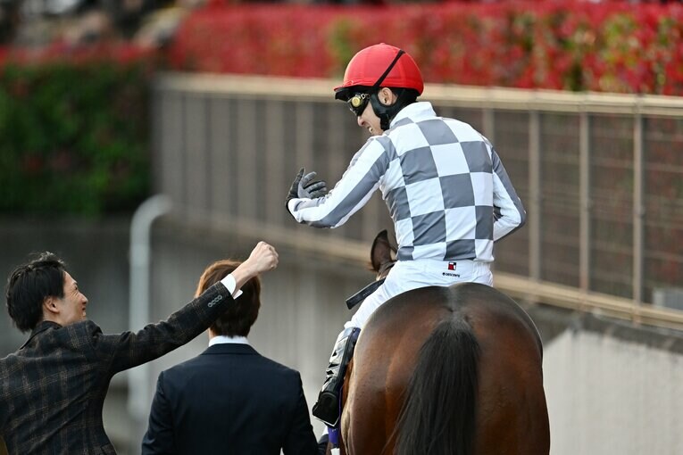 地下馬道へと向かうドウデュースと武豊　©Keiji Ishikawa