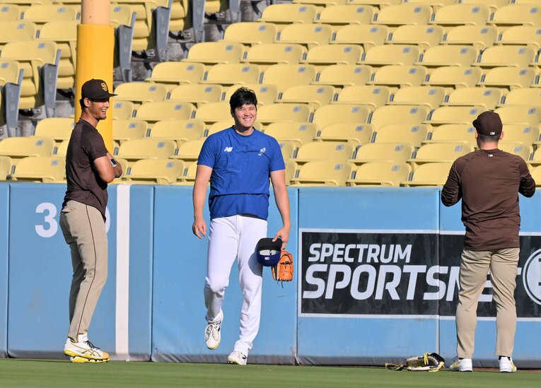 レギュラーシーズン最終盤では松井裕樹とともに大谷と談笑していたが、ポストシーズンでは貫禄を見せつけた　©JIJI PRESS