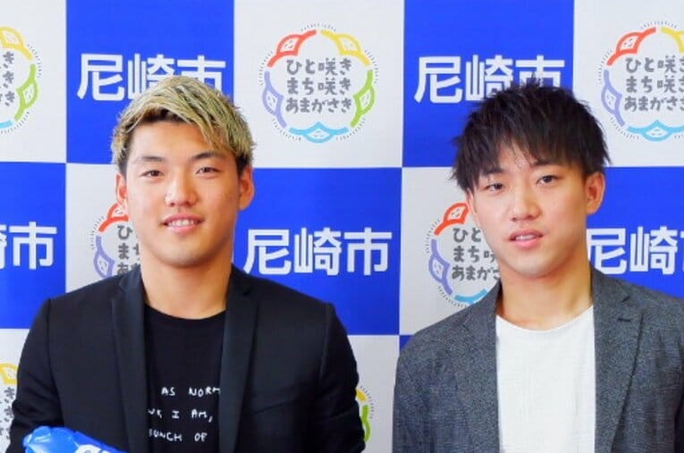 堂安律と兄の堂安憂さん（2022年5月、尼崎市役所を訪問した時のもの） ／ photograph by JIJI PRESS