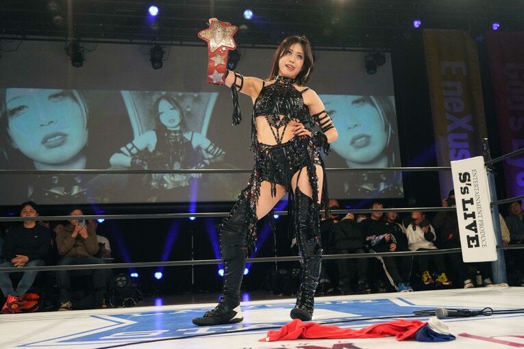 自信に満ちた表情の上谷沙弥　©Essei Hara